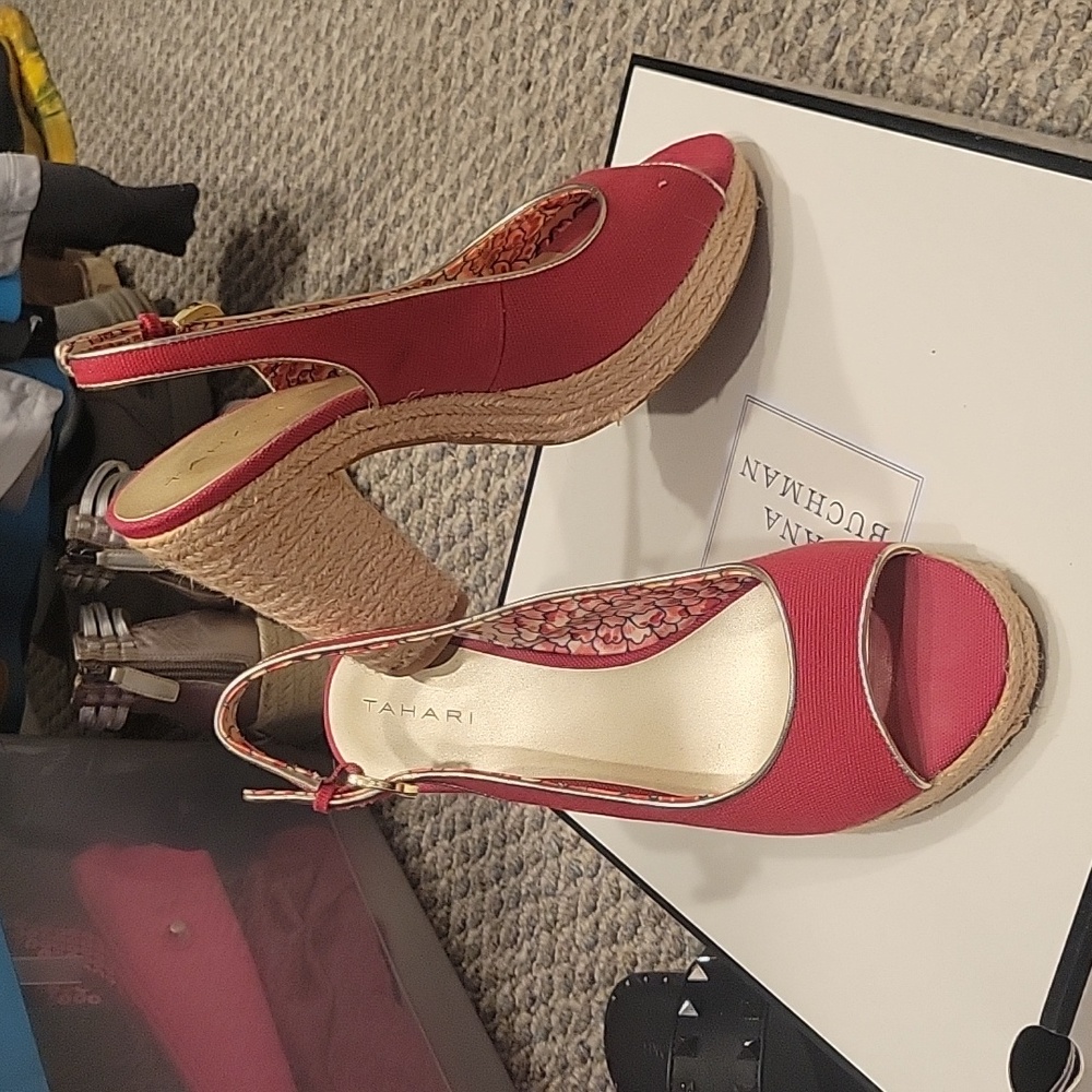 TAHARI Barb Red and Gold Chunky Heel